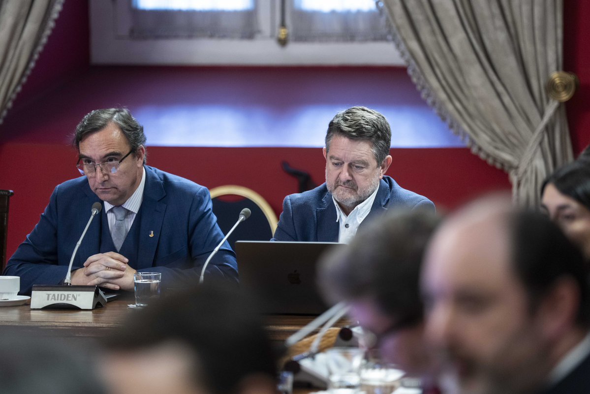 PresidenteKast's tweet photo. En reunión con los Gobernadores Regionales, discutiendo alternativas para generar empleo y más oportunidades para los chilenos en todo el país. #ModoEmpleo https://t.co/9F6bSbKBIA