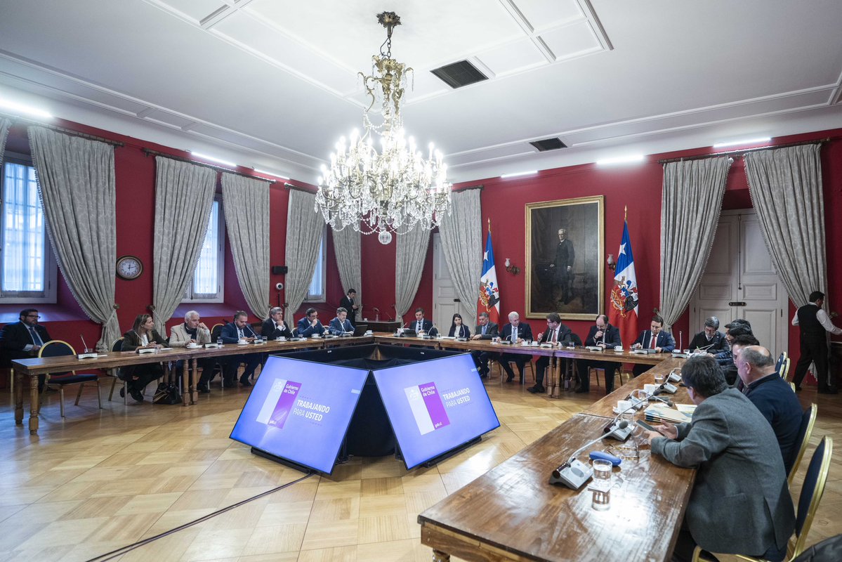 PresidenteKast's tweet photo. En reunión con los Gobernadores Regionales, discutiendo alternativas para generar empleo y más oportunidades para los chilenos en todo el país. #ModoEmpleo https://t.co/9F6bSbKBIA