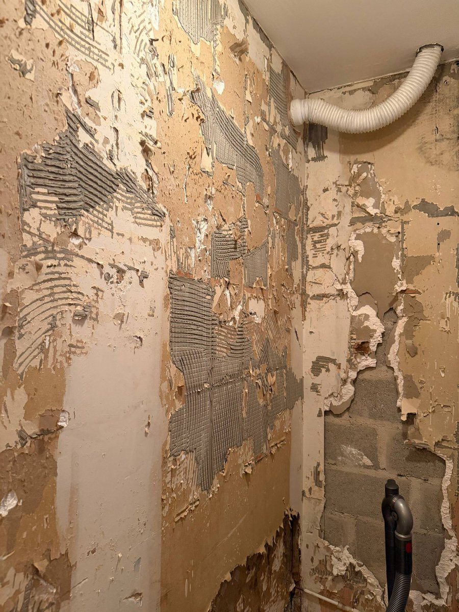 Portes_Thomas's tweet photo. Cela fait des mois qu'une famille, avec 4 enfants, alerte sur l’insalubrité de son logement. 

Des pans de mur sont tombés et la moisissure est présente partout dans le logement. A cause d'une très mauvaise isolation, la famille paie jusqu'à 400 euros par mois pour pouvoir se chauffer en hiver. 

Le bailleur @CDC_Habitat refuse de leur répondre et laisse la situation empirer, mettant ainsi en danger la santé et la sécurité d’une famille entière.

Honteux. @CDC_Habitat doit agir sans délai !
