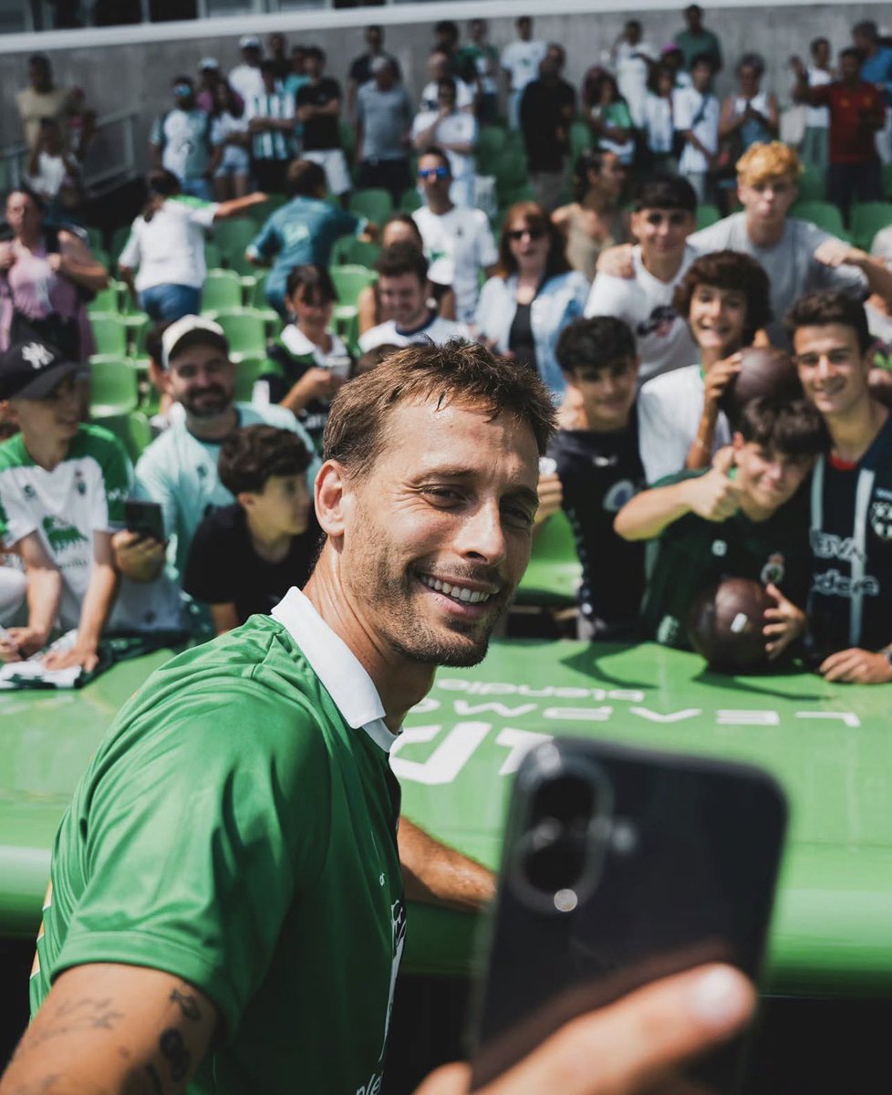 DiegoArmaMedina's tweet photo. Ante miles de aficionados, @SergioCanales fue presentado en su regreso a @realracingclub.

¡Un Rayado en las tribunas! 😅 https://t.co/8EJZVVRefO