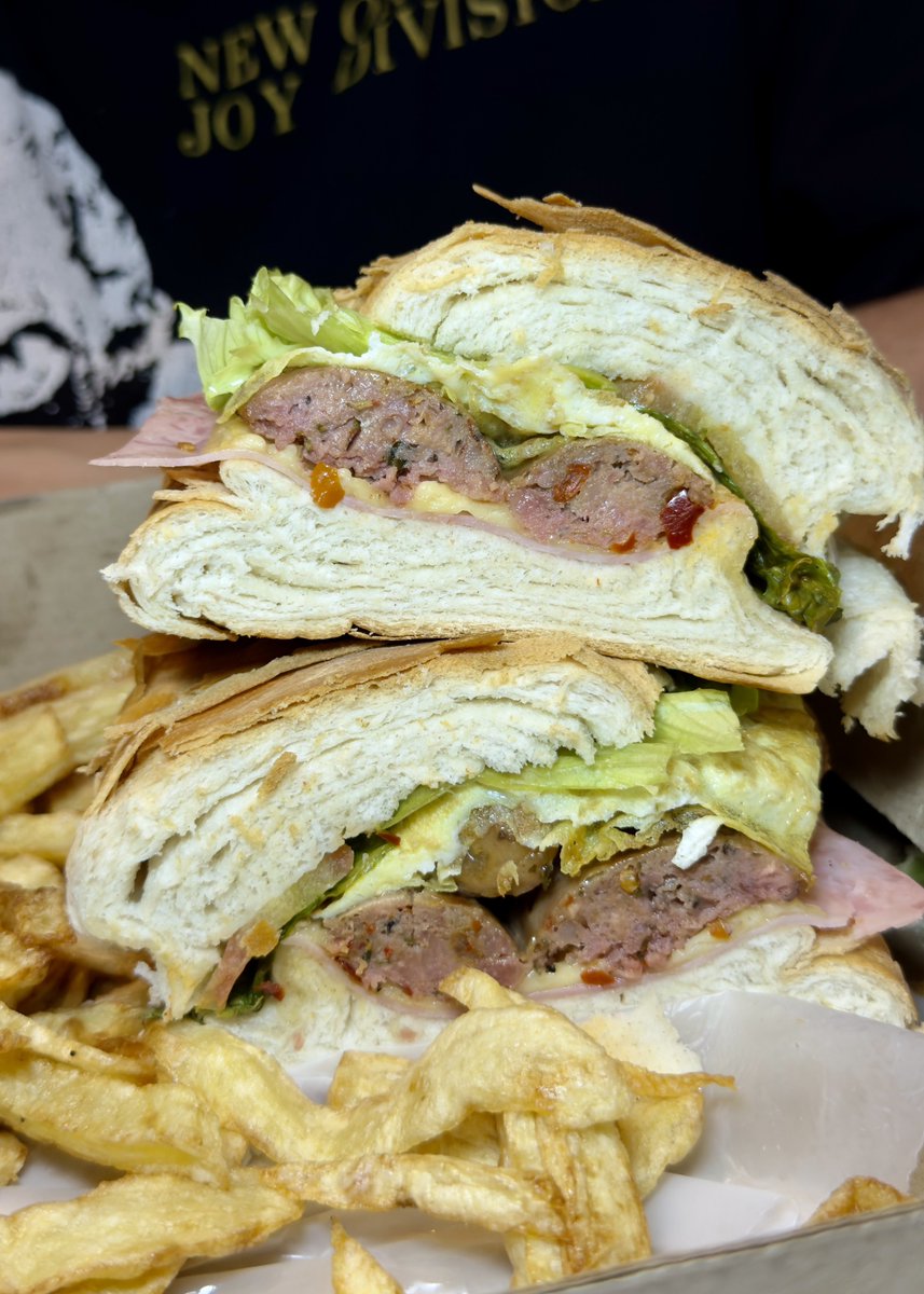 nicolasmaggi87's tweet photo. -un pan de sanguche grandote, esponjoso por dentro y como un croissant por fuera. Citando a @BurgerFcts: «Tiene un toque dulzón, hojaldrado y grasoso que va bárbaro para sandwich y se lo suele tostar un poco para que llegue calentito y crujiente». https://t.co/Zq5UT62Kcj
