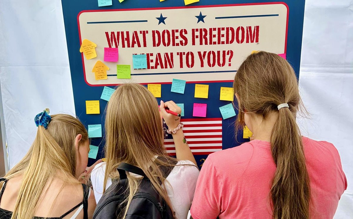 USEmbassyRiga's tweet photo. Mums bija lieliska pirmā diena @FestivalsLAMPA! Paldies visiem, kas apmeklēja ASV telti, dalījās savās idejās un pievienojās sarunai par 🇱🇻🇺🇸 partnerības nākotni. Mēs turpināsim -  ASV telts atkal būs atvērta rīt, un mēs labprāt ar Tevi atkal tiksimies. 

Kopā mēs svinam 250 brīvības gadus un kopīgās vērtības, kas padara mūsu partnerību stiprāku katru dienu. Tiekamies! #USLatvia #StrongerTogether #FestivālsLAMPA #Freedom250