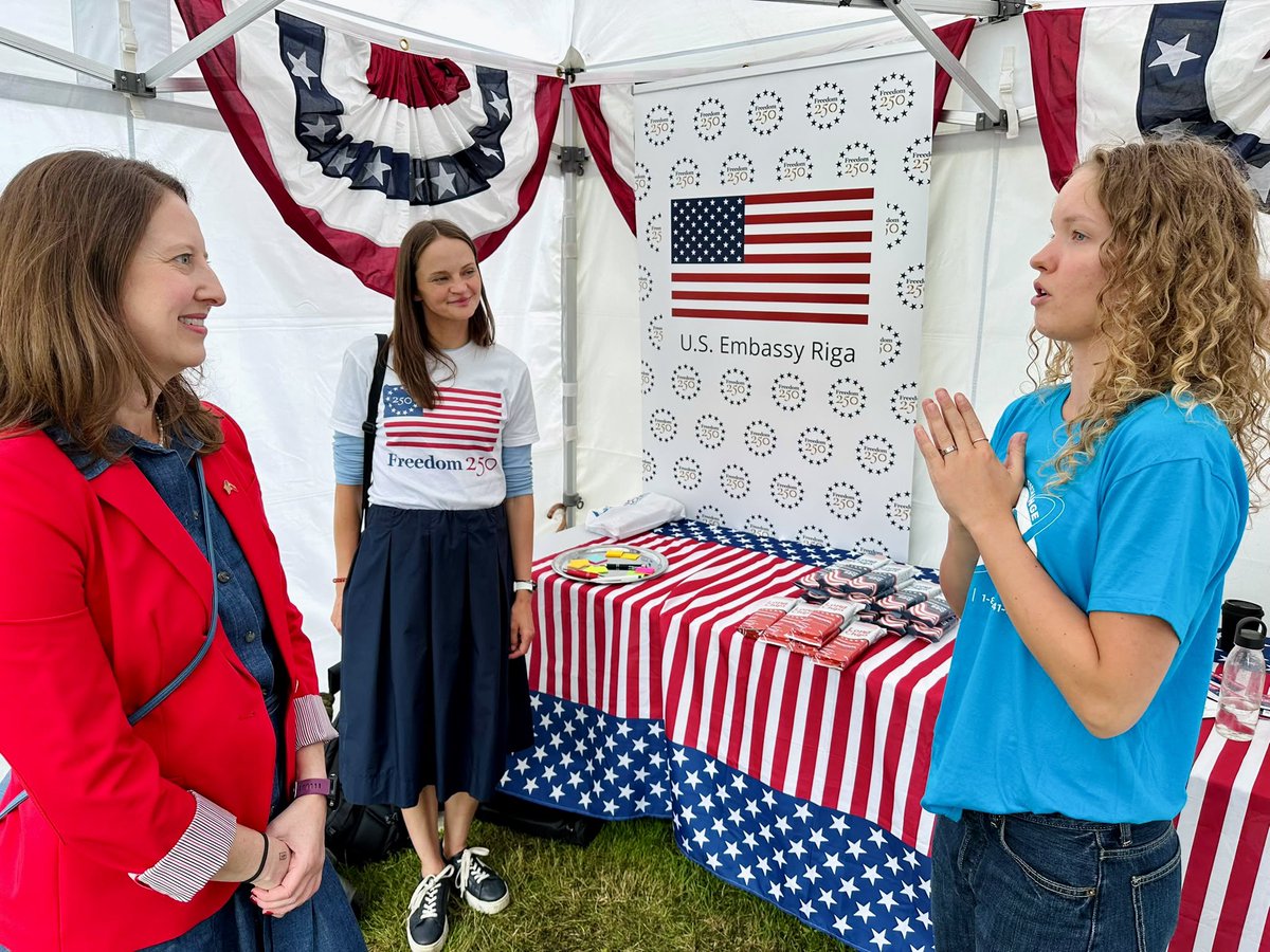 USEmbassyRiga's tweet photo. Mums bija lieliska pirmā diena @FestivalsLAMPA! Paldies visiem, kas apmeklēja ASV telti, dalījās savās idejās un pievienojās sarunai par 🇱🇻🇺🇸 partnerības nākotni. Mēs turpināsim -  ASV telts atkal būs atvērta rīt, un mēs labprāt ar Tevi atkal tiksimies. 

Kopā mēs svinam 250 brīvības gadus un kopīgās vērtības, kas padara mūsu partnerību stiprāku katru dienu. Tiekamies! #USLatvia #StrongerTogether #FestivālsLAMPA #Freedom250