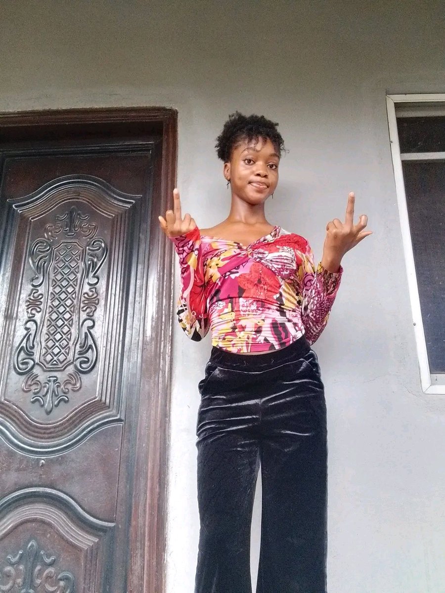 cute_me97789's tweet photo. 2 middle fingers for my haters https://t.co/W7HgORLhMd