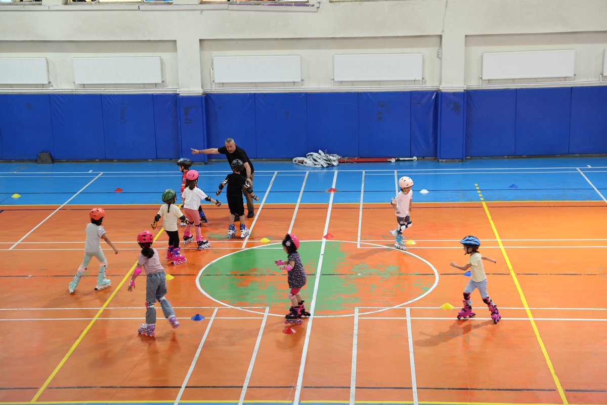 GSB_Mus's tweet photo. #GSBYazSporOkulları’nda Paten Heyecanı!🛼☀️

#GSBYazSporOkulları kapsamında Şehir Spor Salonu’nda gerçekleştirilen paten antrenmanları, uzman antrenörlerimiz eşliğinde devam ediyor.

Sporcularımız hem paten becerilerini geliştiriyor hem de yaz tatilini sporla dolu dolu geçiriyor. https://t.co/Pxgf7fFbNT
