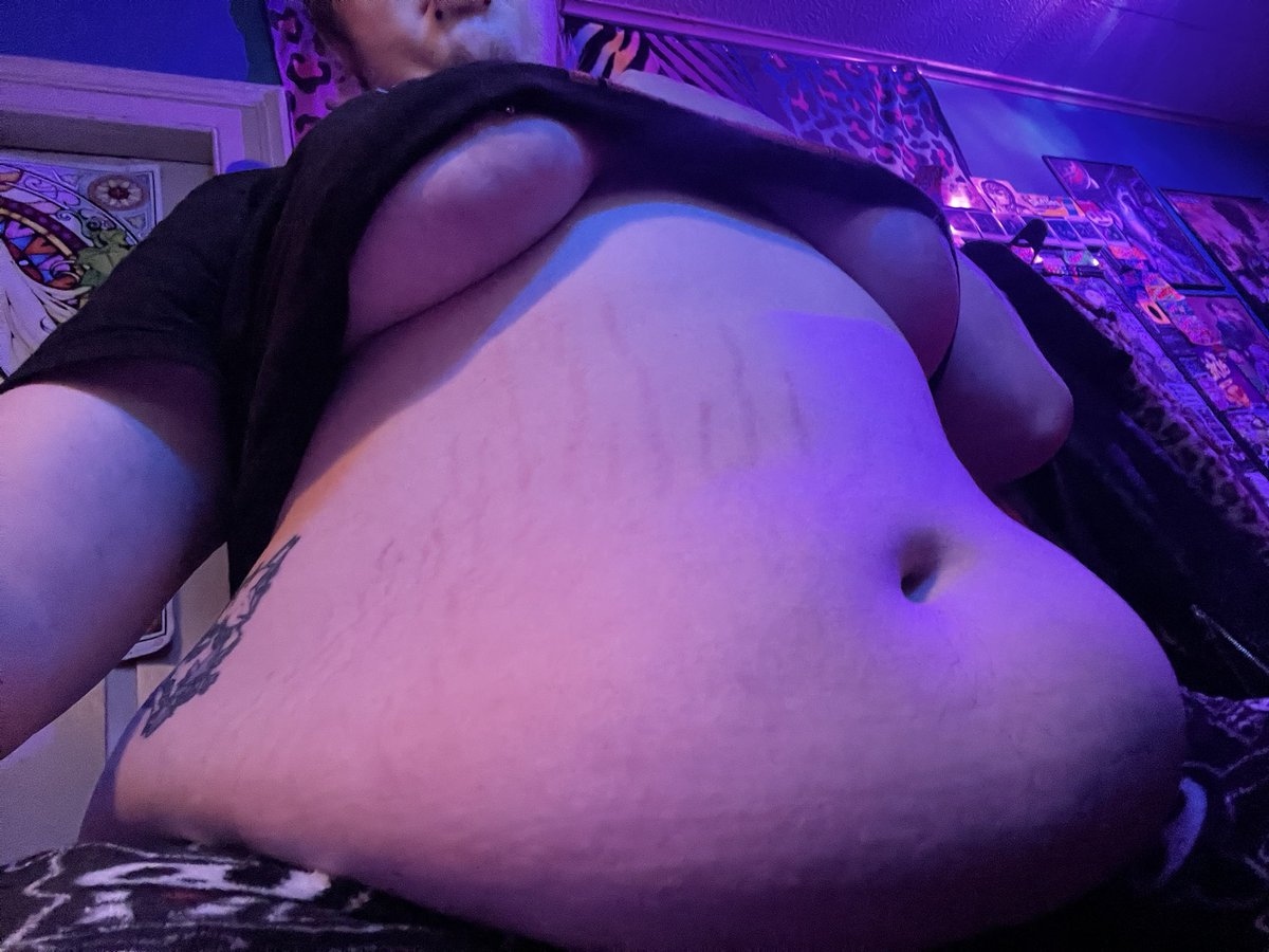 SkyKitt1's tweet photo. Moody lighting really does my figure justice 💜 https://t.co/yvPiDO2UoH