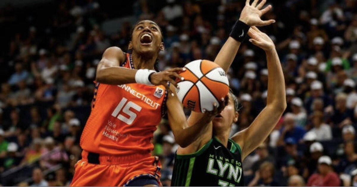 PadsingPad's tweet photo. Today I also honor @tiphayes3 You were like watching a streak of lightening fly all over the court. ALWAYS gave 1000% was a THRILL to have a Courtside view to your excellence. Thanks for the ride of a lifetime. #🧡🌞🏀🔥 https://t.co/rpUBaoHt8r