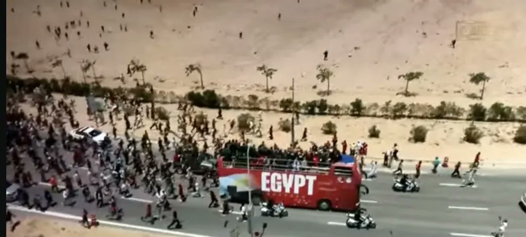 hodannat55's tweet photo. عندي سؤال  للمصريين  ....بما انكم تحبون غزة لهذا الحد ... قولوا لسائق  الحافلة يسوق  50 كلم اخرى حتى توصلوا بالسلامة لغزة وتشوفوا 4 انواع من الجدار العازلة التي بنتها مصر مع غزة ...جدار حديدي وجدار اسمنتي وجدار شائك وجدار كهربائي وبعدها مستنقعات فيها تماسيح جابوها من استراليا حتى اذا حاول احد يعوم تاكله التماسيح.  

كل هذا لانكم تحبون غزة و قلبكم على القضية يا ولاد  المنافقة ؟؟

اسراىيل لم تبني ولا حتى جدار واحد مع غزة لانها اكثر انسانية منكم ...لهذا السبب استغل وحوش غزة هذه الانسانية واخترقوا الحدود وارتكبوا مجزرة 7 من اكتوبر.

غزة بالنسبة لكم يا وحوش مجرد بوابة رفح  تربحون منها مليارات عبر تهريب المخدرات والاسلحة وتهريب البشر وتتاجرون بها امام العالم تبتزون بها العالم حتى تحصلوا على هبات واموال ..و تلعبون لعبة اعادة اعمار كل 5 سنوات تسرقون من خلالها  المليارات .
وعلم ترفعونه كلما انهزمتم او فشلتم تعلقون عليه فشلكم وتضحكون به على المخدرين باقوى مخدر عرفته الشعوب العربية.