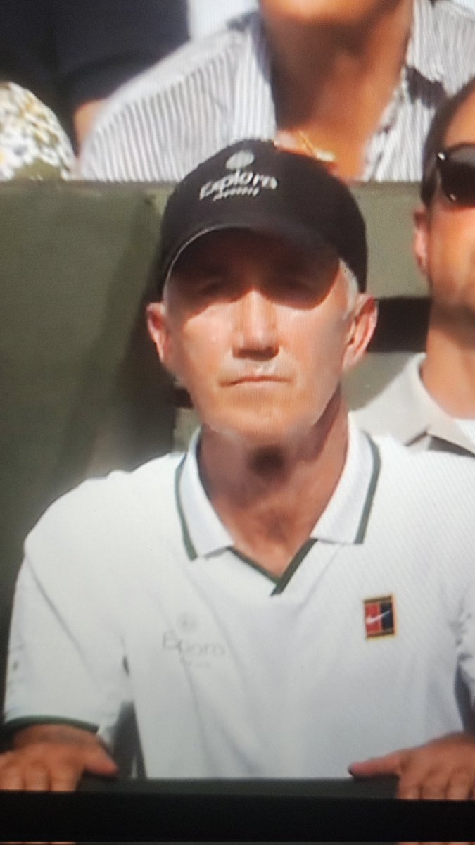 TruthExplainedY's tweet photo. Simon? in wimbledon sf https://t.co/EzCH86fsxT