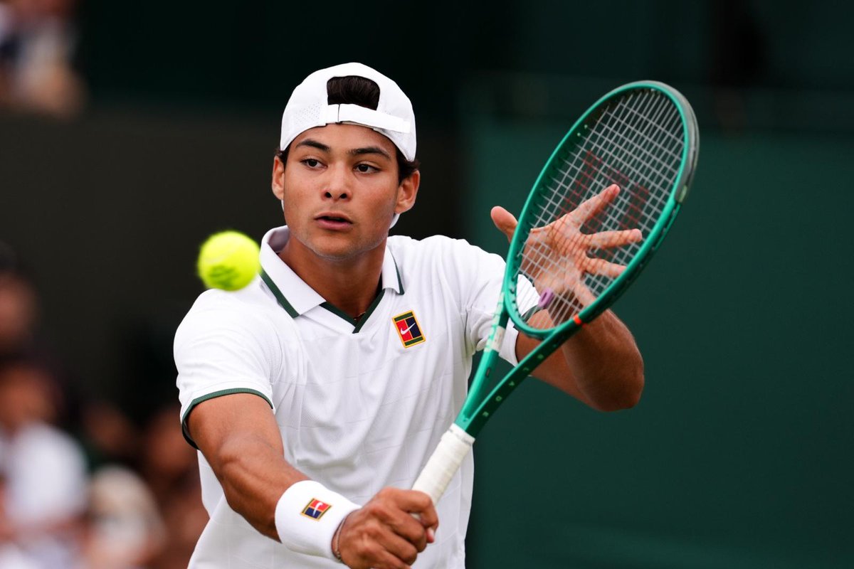 AFD7L's tweet photo. 🇧🇷 Guto Miguel finalista del dobles masculino de Wimbledon Junior
🇧🇷 Victoria Barros y Nauhany Vitória finalistas del dobles femenino de Wimbledon Junior 
🇧🇷 Eduarda Gomes semifinalista de Wimbledon U14

No les bastó con hacer ruido en Roland Garros, sino que ahora también lo hacen en Londres.

El tenis juvenil brasileño en su prime.