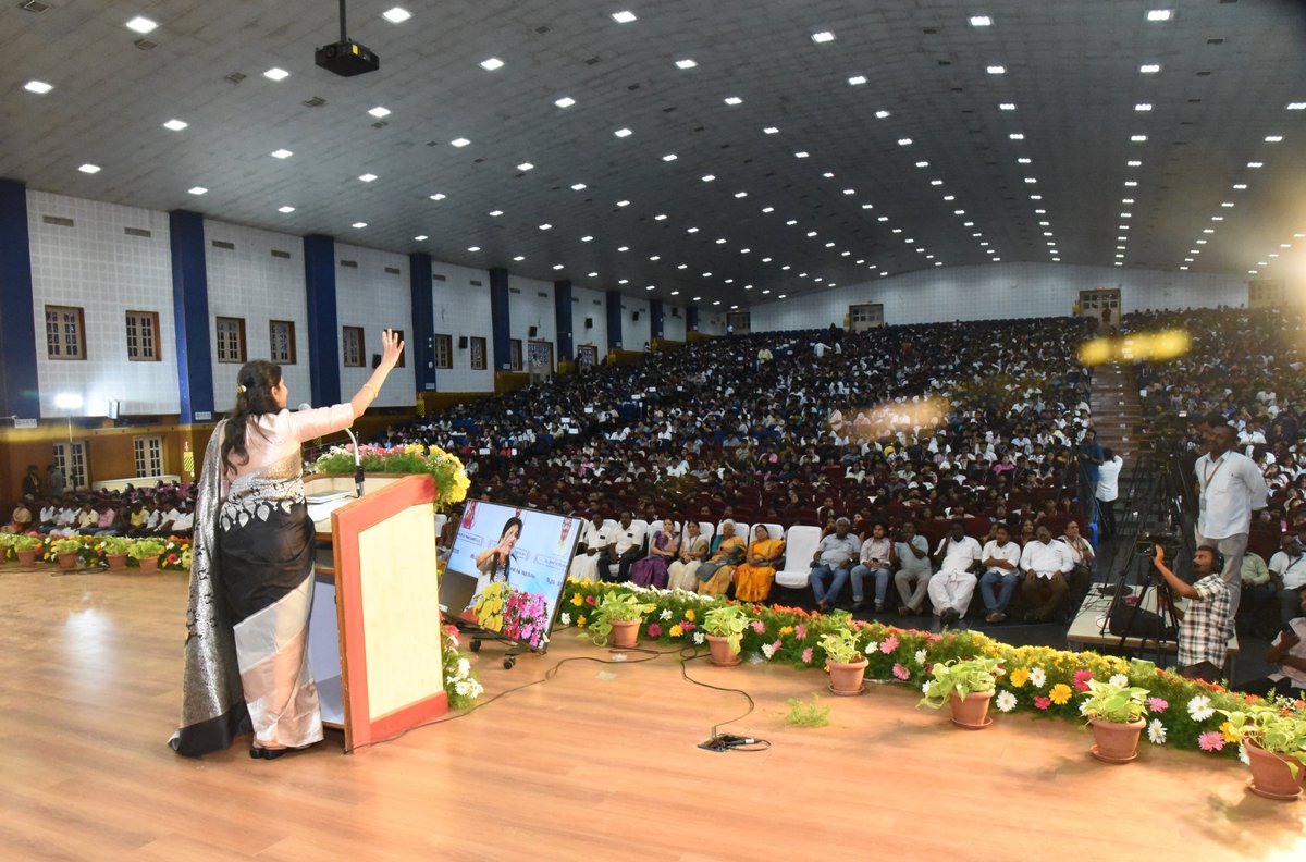 Sowmiyanbumani's tweet photo. இன்று, SRM பல்கலைக்கழகத்தில் நடைபெற்ற, SRM கல்விக்குழும வளாக நிர்வாகி, கவிஞர் இரா.அருணாச்சலம் அவர்கள் எழுதிய "யானைக் காதல்" நூல் வெளியீட்டு விழாவில் பங்கேற்று உரையாற்றிய போது.!

இந்நிகழ்ச்சியில் SRM கல்விக் குழுமத்தின் நிறுவன வேந்தரும், முன்னாள் நாடாளுமன்ற உறுப்பினருமான திரு.தா.இரா.பாரிவேந்தர், சூழலியல் செயற்பாட்டாளர் திரு ஓசை காளிதாசன் அவர்கள் உள்ளிட்ட பேராசிரியர்கள் மற்றும் மாணவ, மாணவிகள் பங்கேற்றனர்.!