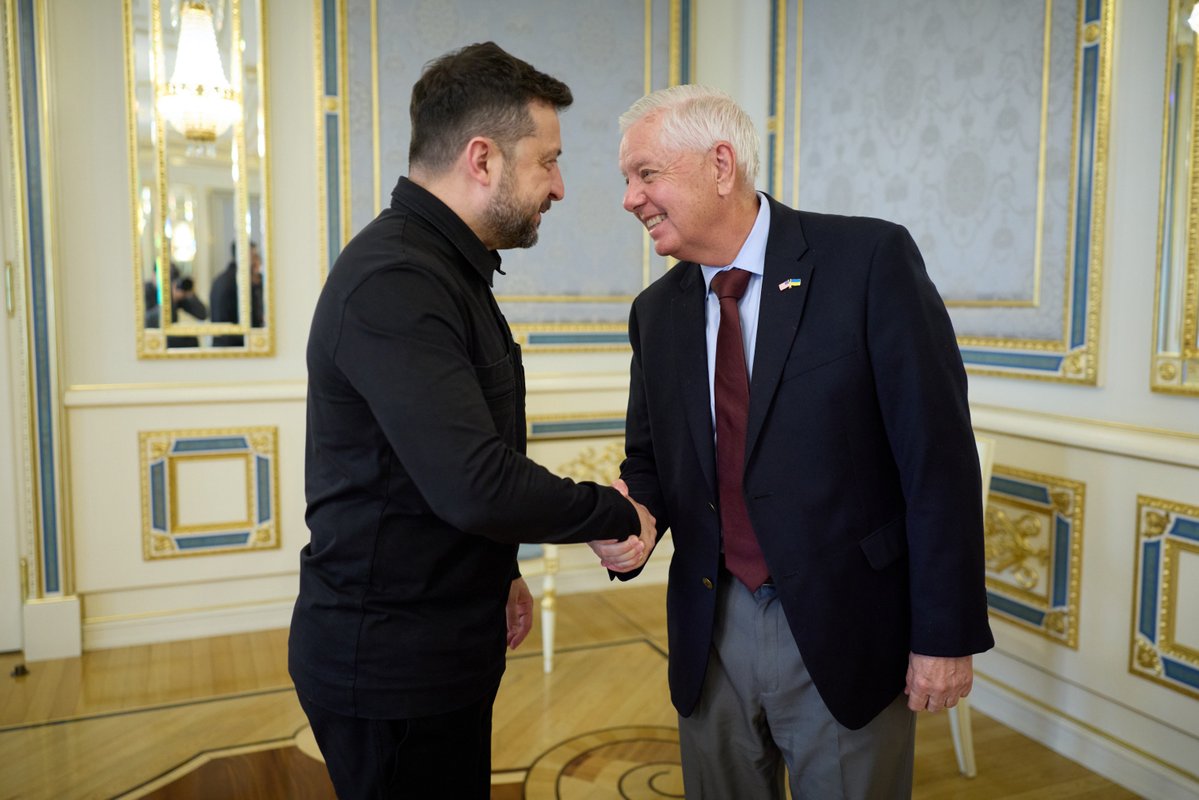 ZelenskyyUa's tweet photo. Хороша зустріч із cенатором США Ліндсі Гремом у Києві. Вже десятий візит до нашої країни, і ми цінуємо цю підтримку.

Вдячний Ліндсі за відзначення наших воїнів. Чим сильнішою Україна є на полі бою, тим більше шансів, що дипломатія зрештою зможе спрацювати. І саме зараз важливо посилити наш далекобійний санкційний тиск на Росію новими санкційними кроками партнерів. Ліндсі поінформував про роботу в Конгресі над відповідним законопроєктом. Ми також обговорили нагальні потреби у ППО для захисту наших людей. Під час саміту НАТО в Анкарі ми з Президентом США досягнули політичних домовленостей щодо ліцензій на виробництво «петріотів» в Україні. Дуже важливо все це реалізувати тепер на рівні команд.

Дякую Сполученим Штатам, Президенту та Конгресу за двопалатну та послідовну двопартійну підтримку.
