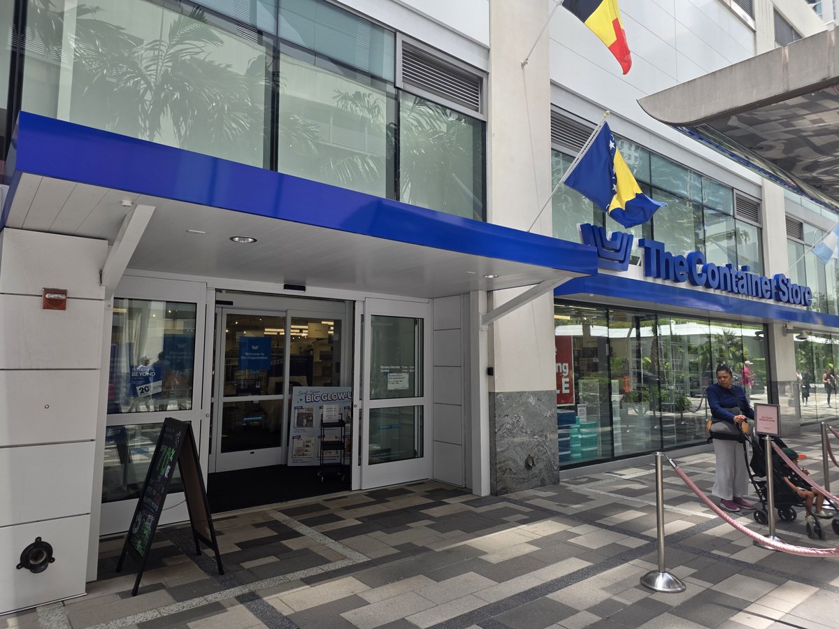 volvoshine's tweet photo. Apparently The Container Store in Miami World Center is closing closing. This was always a terrible use of this prime location. 

I'm actually excited about this. This location SHOULD be a small grocery store.

Wild Fork or Sprouts please!
#Miami https://t.co/6PK2KVyZmf