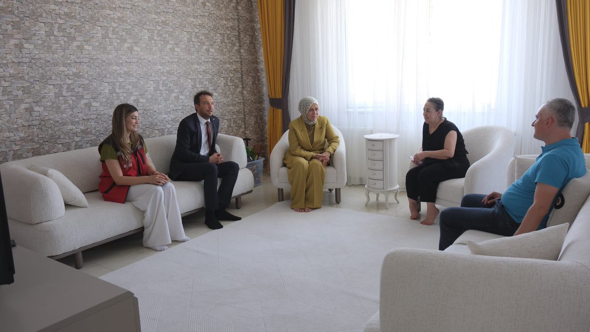 kilisvaliligi's tweet photo. 🌸 Bir çocuğun hayatına dokunmak, geleceğe umut olmaktır.

Valimiz Ömer Kalaylı’nın eşi Nilgün Kalaylı Hanımefendi, Aile ve Sosyal Hizmetler İl Müdürümüz Çetin Tutaş ile birlikte koruyucu ailemizi ziyaret etti.

Çocuklarımızla tek tek ilgilenen Nilgün Kalaylı Hanımefendi, onlara hediyeler vererek sevinçlerine ortak oldu. Koruyucu ailemizle bir araya gelen Hanımefendi, emekleri, sevgileri ve çocuklarımıza sundukları sıcak yuva için teşekkür etti.

🤍 Çocuklarımızın yüzündeki tebessüm, ziyaretimizin en güzel hediyesi oldu.

@KalayliOmer 
#Kilis