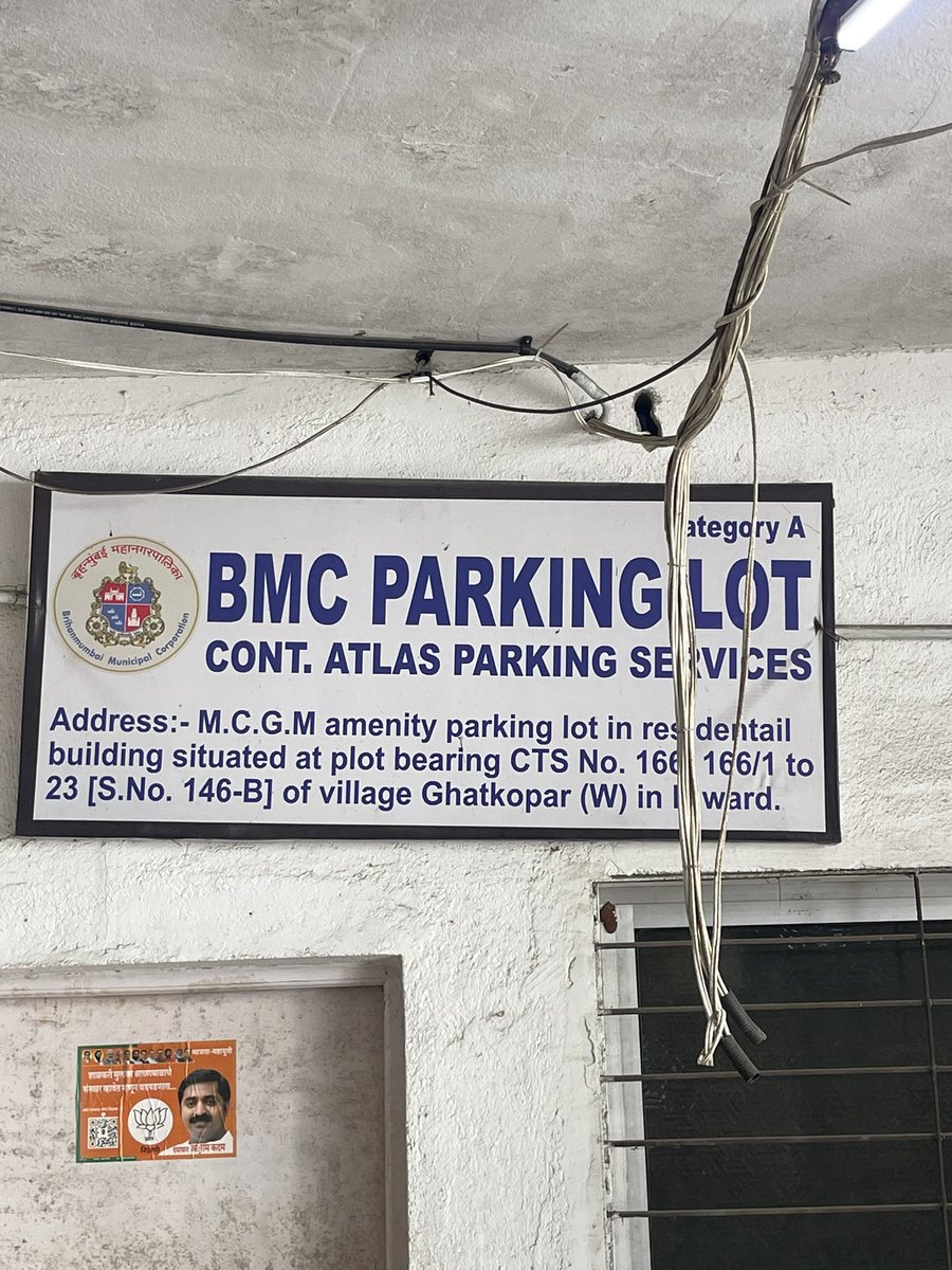 kaif1896's tweet photo. @mybmc @mybmchealth 
BMC is warning everyone about Leptospirosis. This dead rat has been decomposing for the past 4 days in the BMC Parking listed in the second photo. After repeated complaints, it’s still there, with a revolting stench. https://t.co/kMLFKek93Z