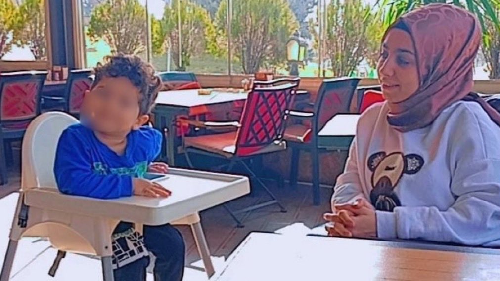Kadininn_Sesi's tweet photo. Havva Keklik 4 yaşındaki oğlu Utku ile 10 Eylül'den beri Sincan Cezaevinde tutsak.

Çocukluğunu dört duvar arasında geçiren Utku, eve dönme hayalleri kuruyor. Anne Havva Hanım'ın kanunlarla tespit edilmiş bir suçu yok. Adalet gecikmesin!

#KadınınSesi 
Meryem22Vidayla Cezaevinde https://t.co/ZhmqX7saQo