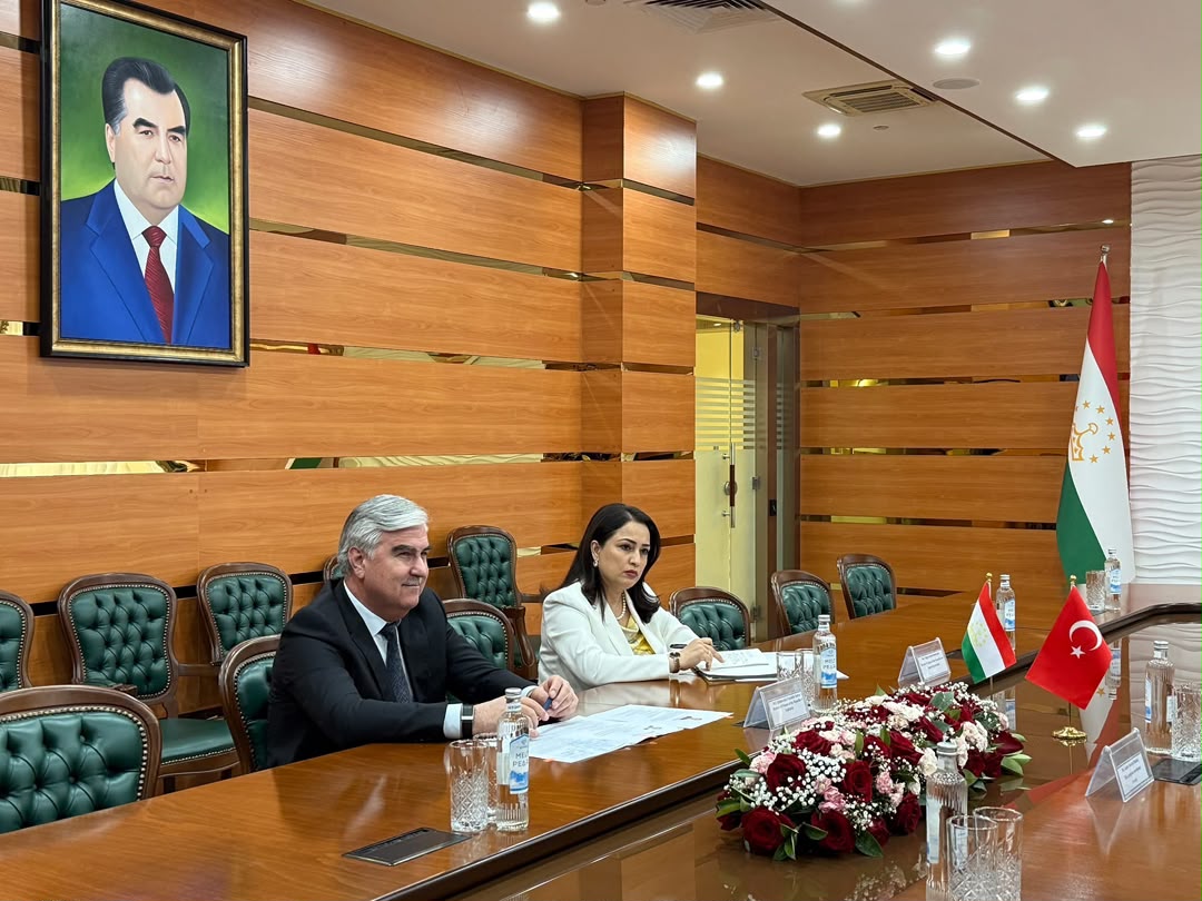 Tika_Tajikistan's tweet photo. Tacikistan Maliye Bakanı Sayın Fayziddin Kahhorzoda ve Menkul Kıymetler ve Özel Kayıt Ajansı Başkanı Sayın Nigina Abdurahmonzoda ile verimli bir görüşme gerçekleştirdik.

Görüşmede, iki ülke arasındaki iş birliğinin güçlendirilmesi, finans sektörünün dijitalleşmesi ve Türkiye’nin ileri tecrübelerinden faydalanılarak eğitim programlarının düzenlenmesi konularını ele aldık.

Sayın Bakana nazik kabulleri için teşekkür ederiz.

@Tika_Turkiye