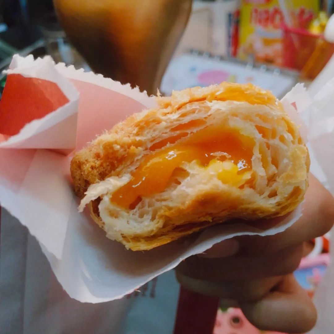 kjiyoung5's tweet photo. Just found the coziest hole-in-the-wall bakery in downtown! Their salted egg yolk croissant is buttery, flaky and oozing with rich, savory filling—worth every single calorie  Add this to your food bucket list ASAP! https://t.co/dK5LhICXdv