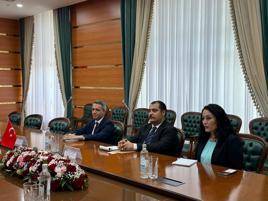 Tika_Tajikistan's tweet photo. Бо Вазири молияи Ҷумҳурии Тоҷикистон ҷаноби Файзиддин Қаҳҳорзода ва Директори Агентии коғазҳои қиматнок ва бақайдгирии махсус хонум Нигина Абдураҳмонзода мулоқоти пурсамар анҷом додем.

Зимни мулоқот масъалаҳои таҳкими ҳамкориҳои дуҷониба, рақамикунонии соҳаи молия ва баргузории барномаҳои омӯзиширо бо истифода аз таҷрибаи пешқадами Туркия баррасӣ намудем.

Барои пазироии гарм ба ҷаноби Вазир изҳори сипос менамоем.