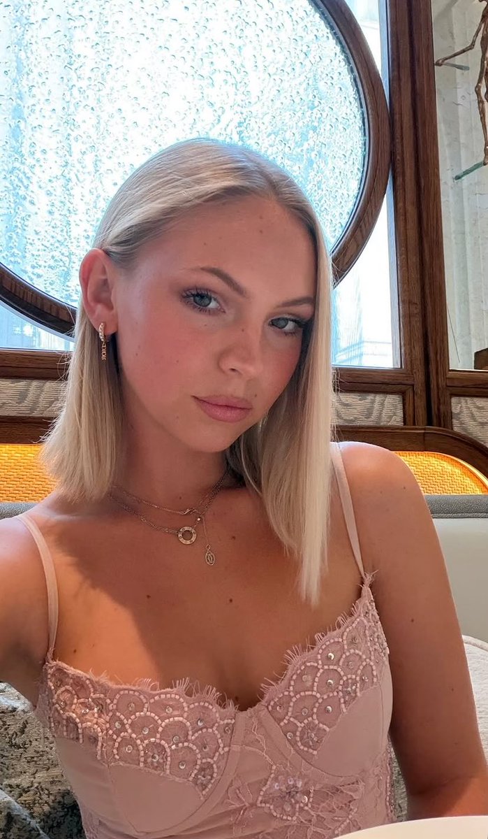 holelxvr's tweet photo. ughh pretty face, perfect smooth hair, nice skin, my cock throbs https://t.co/snBJirdoD7