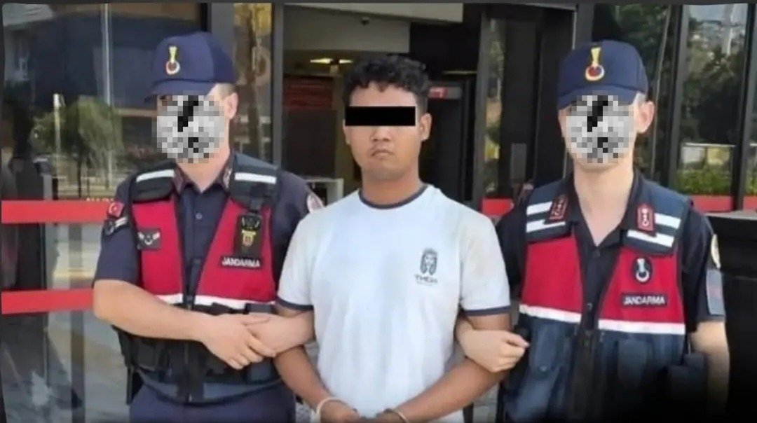 EnverKacak_'s tweet photo. Alanya'da bir otelin çalışanı olan bu Endonezyalı lümpen sapık 2 küçük Türk çocuğunu asansörde taciz etti. 

Ülkeye bir daha giremeyeceği şekilde deport edilmesini, çalıştığı otele çok ağır cezalar getirilmesini talep ediyoruz. @Gocidaresi https://t.co/k1kJJHjQhF