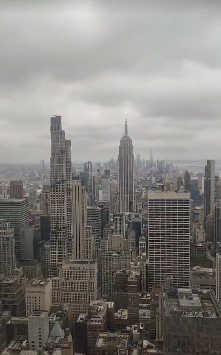 contrastado's tweet photo. Día tormentoso en Nueva York!!! https://t.co/1ZQvJh2G7Q