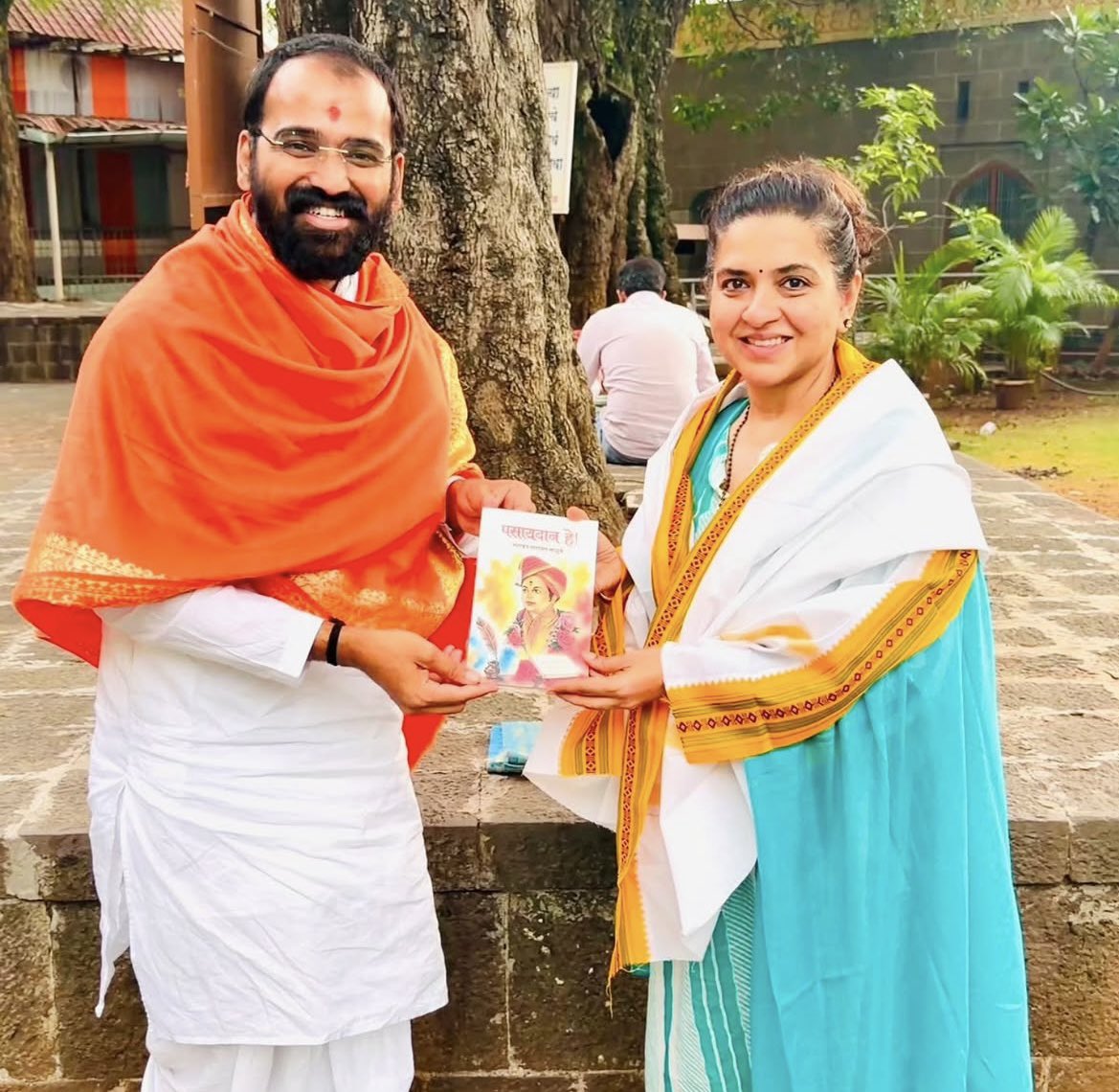 ShainaNC's tweet photo. > संतश्रेष्ठ श्री ज्ञानेश्वर महाराजांच्या पालखी सोहळ्यात मी पायी वारी करत आहेत. आज पुणे मुक्कामी ह.भ.प. अक्षय महाराज भोसले यांनी माझी सदिच्छा भेट घेतली. 
> त्याचे  मित्र ह.भ.प. भागवत महाराज साळुंखे लिखित "पसायदान हे !" हे पुस्तक मला भेट देऊन मला वारीतील आध्यात्मिक प्रवासासाठी मन:पूर्वक शुभेच्छा दिल्या. @mieknathshinde @DrSEShinde @Shivsenaofc #AshadhiWari #Pandharpu #RamKrishnaHari