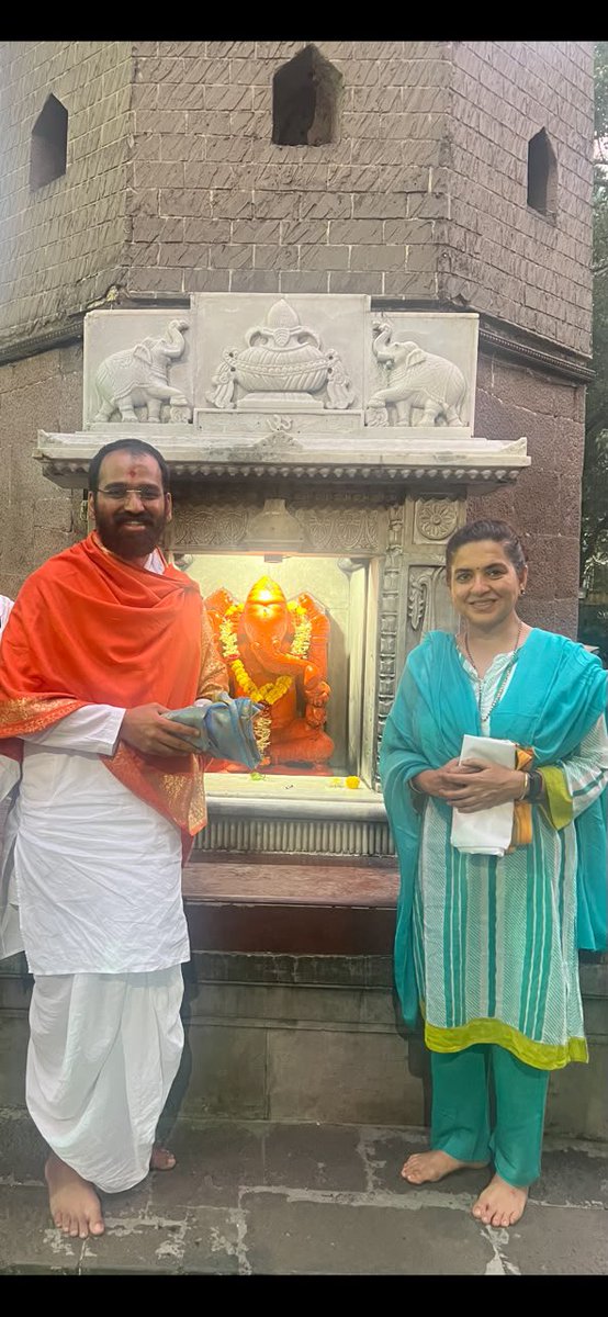 ShainaNC's tweet photo. > संतश्रेष्ठ श्री ज्ञानेश्वर महाराजांच्या पालखी सोहळ्यात मी पायी वारी करत आहेत. आज पुणे मुक्कामी ह.भ.प. अक्षय महाराज भोसले यांनी माझी सदिच्छा भेट घेतली. 
> त्याचे  मित्र ह.भ.प. भागवत महाराज साळुंखे लिखित "पसायदान हे !" हे पुस्तक मला भेट देऊन मला वारीतील आध्यात्मिक प्रवासासाठी मन:पूर्वक शुभेच्छा दिल्या. @mieknathshinde @DrSEShinde @Shivsenaofc #AshadhiWari #Pandharpu #RamKrishnaHari