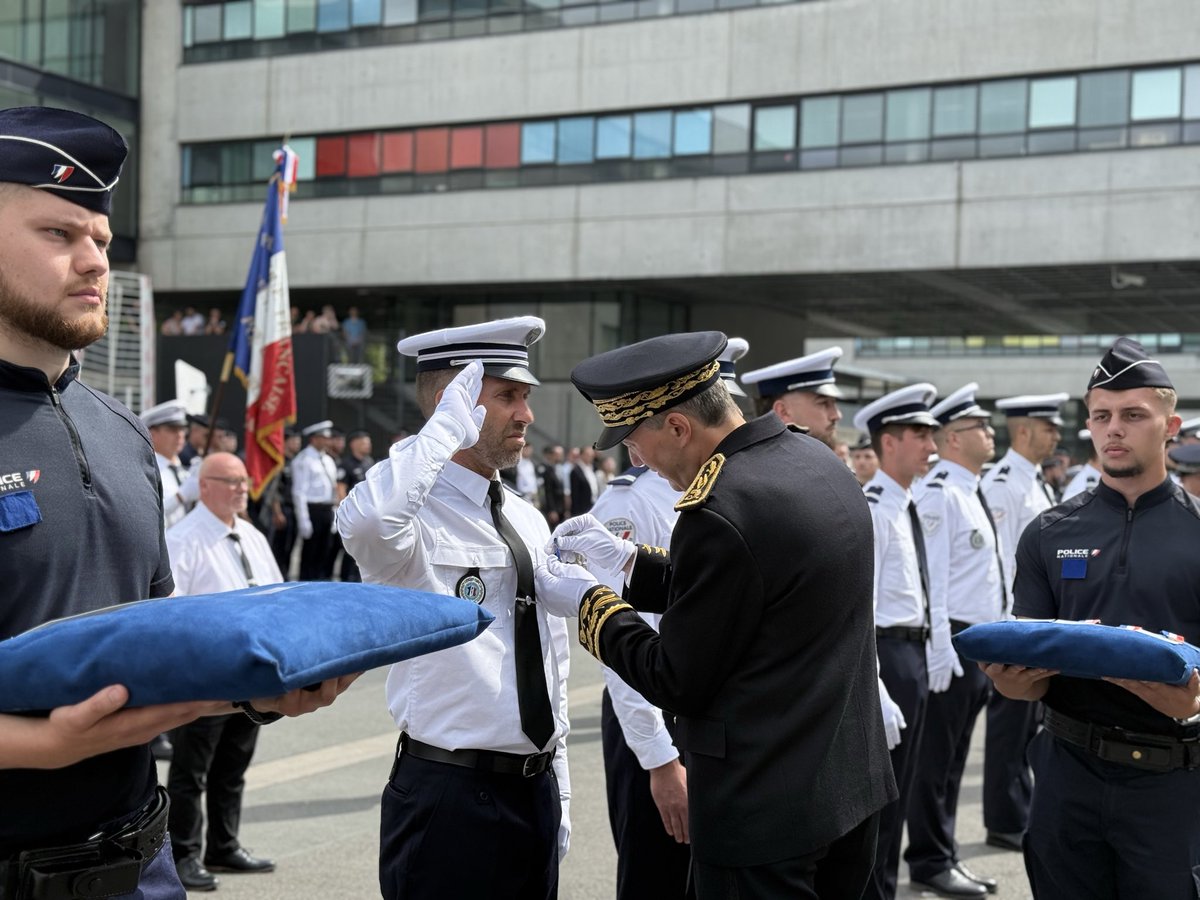 brigitte_liso's tweet photo. Cérémonie de célébration de la police nationale et à la mémoire des policiers victimes du devoir 🇫🇷

Un moment pour mettre à l’honneur celles et ceux qui s’engagent au service de nos concitoyens afin d’assurer leur sécurité et leur protection.

Hommage et respect également à tous les policiers qui ont perdu la vie dans l’exercice de leurs fonctions. 

Merci, encore et toujours à ces femmes et ces hommes qui veillent sur nous au quotidien.