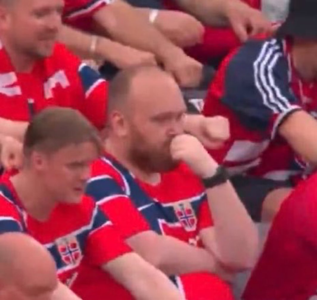 golsdobrasil1's tweet photo. 🇳🇴 Emil Anners Lappen, o torcedor norueguês que viralizou na Copa por se recusar a fazer a “remada viking” em uma entrevista à Sky News.

Apresentadora: “Você continua sem fazer a remada. Por quê?”

Lappen: “É bem simples. Os vikings não remavam no Atlântico, eles navegavam. Essa celebração é historicamente incorreta. 

📸 Reprodução