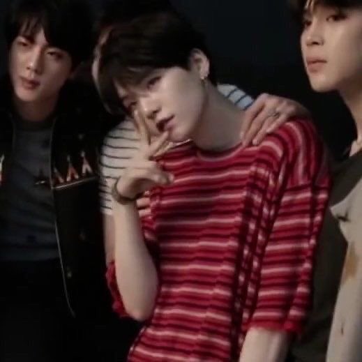 glossyselle's tweet photo. Okay but what do you know about THIS Yoongi? https://t.co/XfPP5QpjHK