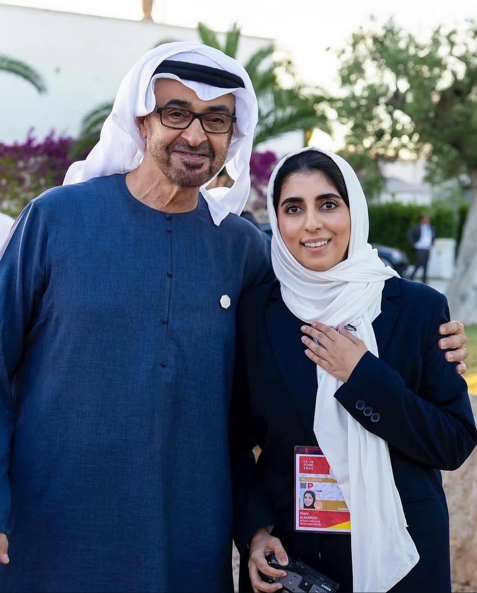 ae_wasl's tweet photo. رئيس دولة الإمارات مع المصورة المبدعة نورة الحمادي 

اللي قال لها الأمير مشعل الصباح
"خذي راحتج.. انتوا هني كأنكم في بوظبي" 🇰🇼🇦🇪✨ https://t.co/vMYZJ9AcAp