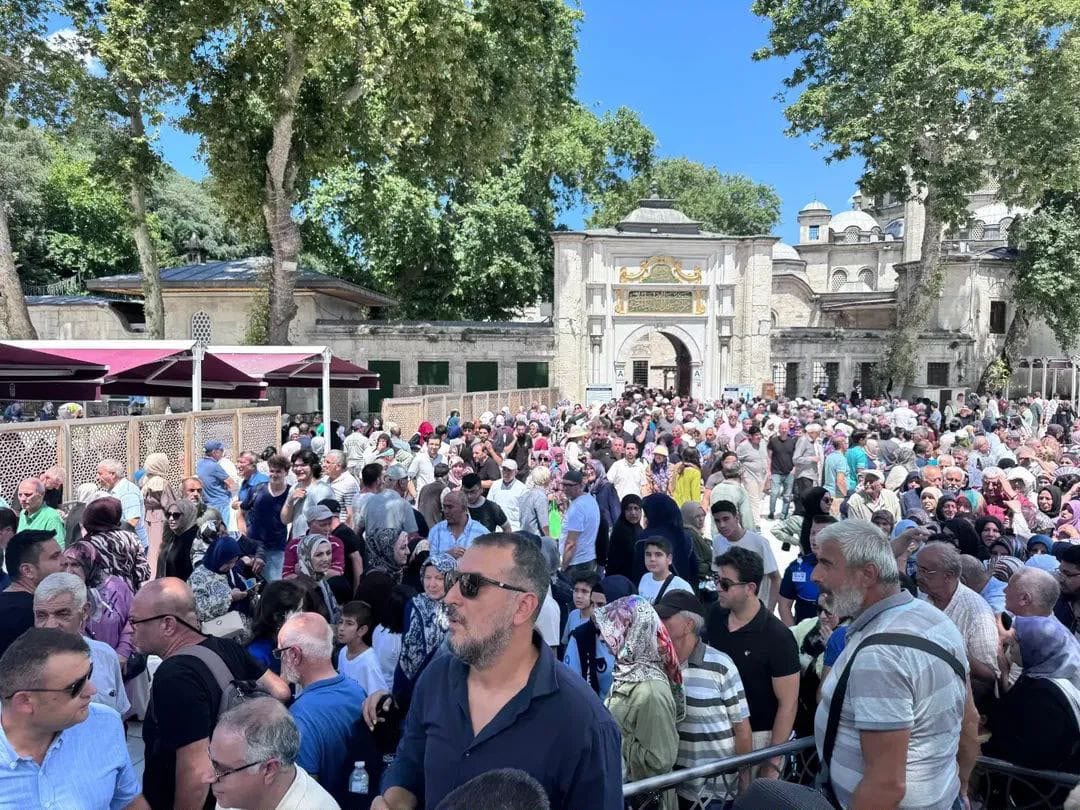 eyupilceakparti's tweet photo. 📍Eyüpsultan Meydanı

Başkanımız @Muhmmtvanlioglu ile birlikte Cuma namazı sonrası hemşehrilerimizle bir araya gelerek aşure ikramında bulunduk.

Kaymakamımız  Dr.Arslan Yurt’un da katılımlarıyla gerçekleşen programımızda; birlik, beraberlik ve kardeşliğimizin nişanesi olan aşure geleneğimizin bereketini komşularımızla paylaştık.

Rabbim birlik ve beraberliğimizi daim eylesin.

@abdullahozdemir 
@akpartiistanbul 
@eyupsultan_tc