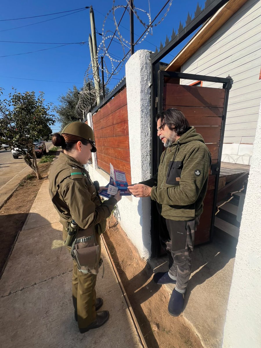 ZonaCarabValpo's tweet photo. Nuestros Carabineros #MICC de la 2ª Comisaría #Cartagena continúan visitando a vecinos y vecinas de la comuna, entregando recomendaciones y medidas preventivas.
Fortaleciendo los lazos de cercanía y confianza de Carabineros con la comunidad 🫂.
#LaPrevenciónEsNuestraEsencia
#CarabinerosDeTodos