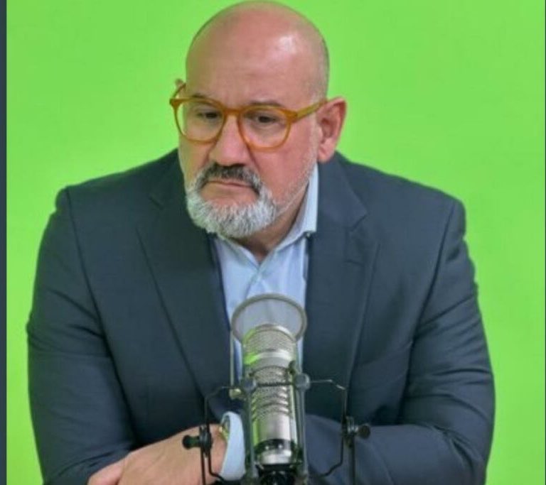 TheVerdugoEc's tweet photo. Estos los peores abogados que pueden existir en el país. 

Por un lado tenemos a Julio César Cueva que se cabreó porque difundieron un video en donde desenmascaran el show de Aquiles, y por el otro, a Ramiro García que dijo que el grillete se tenía que sacar para cargarlo https://t.co/r09YOl2dr1