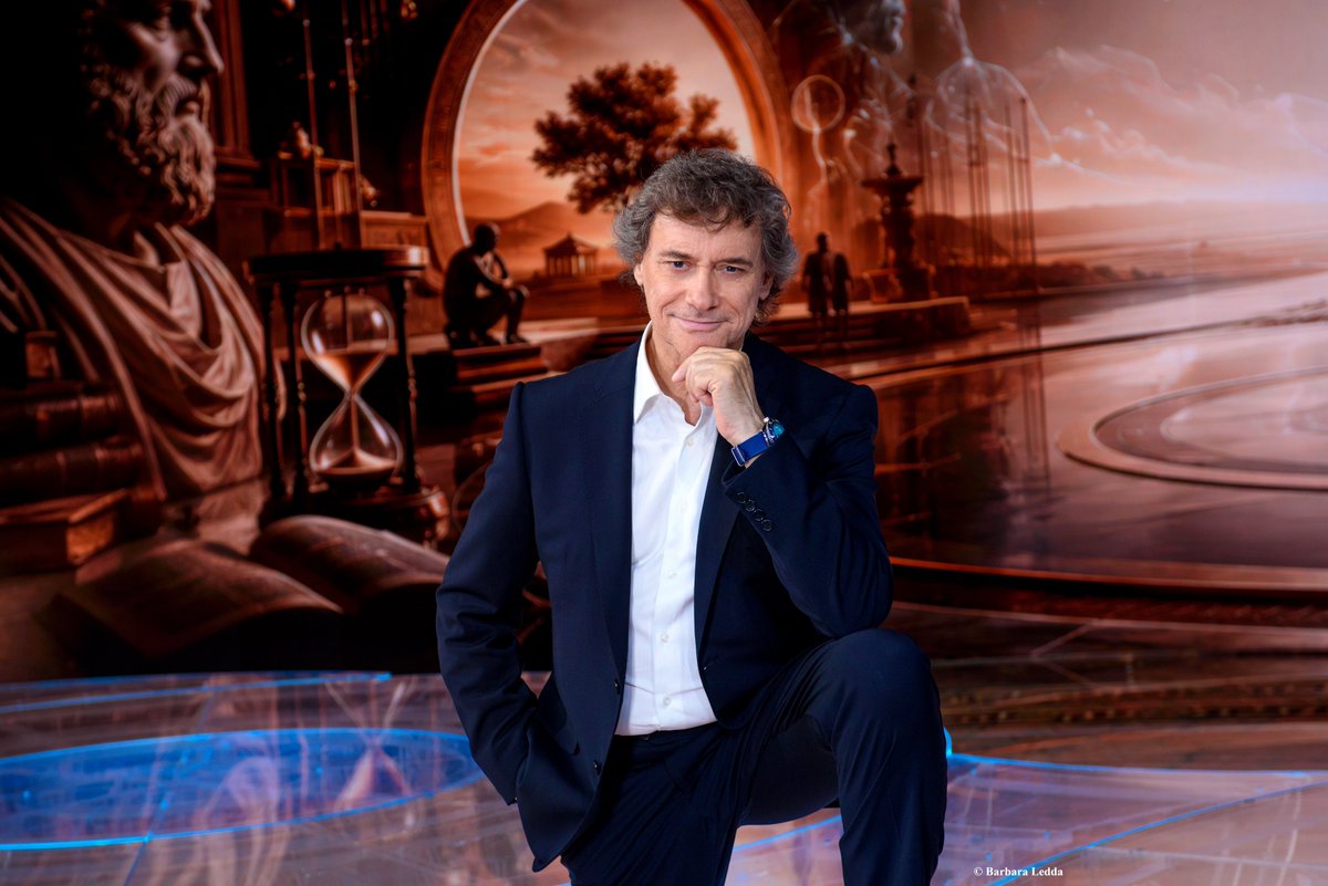 albertoangela's tweet photo. Questa sera su @RaiUno torna #Noos.
Ospiti della prima puntata saranno il regista Christopher Nolan e l’attore Matt Damon che ci parleranno del loro film “Odissea”.
Spazieremo tra vari temi del sapere: longevità, etologia, chimica, astrofisica, geopolitica e tanto altro. https://t.co/PVxf9isbkk