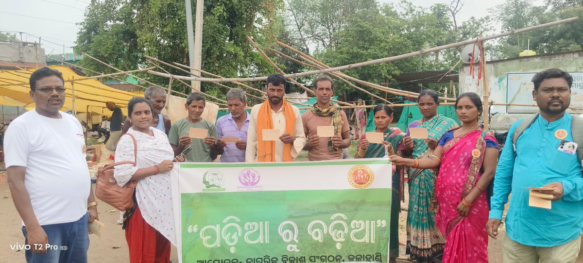 KalahandiNvs's tweet photo. ଚାଷୀଙ୍କ ବିକାଶ, ଆମ ପ୍ରୟାସ
କୋକସରା ବ୍ଲକ ମିର୍ଜାପୁର ହାଟରେ 'ପଡ଼ିଆରୁ ବଢ଼ିଆ' ଅଭିଯାନର #HataDemo ଅନୁଷ୍ଠିତ।
​ ସରକାରଙ୍କ CRFM ଯୋଜନା ବାବଦରେ ସଚେତନତା।, ଖରିଫ ପରେ ରବି ଫସଲ ଚାଷ ପାଇଁ ଚାଷୀଙ୍କୁ ପ୍ରେରଣା।, ବିହନ ଯୋଗାଣ ପାଇଁ ପୋଷ୍ଟକାର୍ଡ ମାଧ୍ୟମରେ ସରକାରଙ୍କୁ ଅନୁରୋଧ। @Atmashakti3 #BrownToGreen #FruitsOfHarvest https://t.co/EWhCCkQGL0