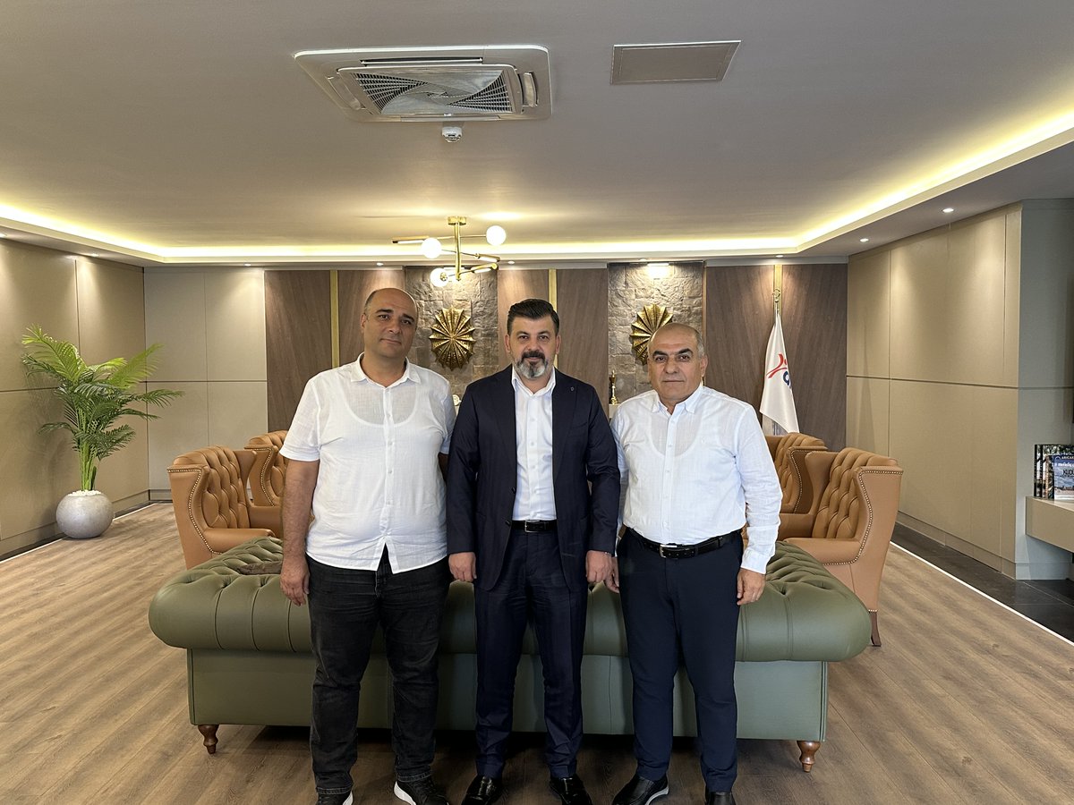ferdikurt72's tweet photo. FERDİ KURT KADROSUNU GÜÇLENDİRİYOR:
NASIROĞLU VE YURTTAŞ MECLİS ÜYESİ ADAYI OLDU
Batman Ticaret ve Sanayi Odası Başkan Adayı Ferdi Kurt, meclis üyesi adayı kadrosuna İnşaat Yüksek Mühendisi Mehmet Ali Nasıroğlu ile iş insanı Aydın Yurttaş’ın katıldığını açıkladı.

Batman iş dünyasının farklı sektörlerinde uzun yıllardır faaliyet gösteren iki ismin katılımıyla birlikte, Ferdi Kurt’un meclis üyesi adaylığı kadrosu sektörel tecrübe ve temsil gücü bakımından daha da genişledi.
1978 doğumlu İnşaat Yüksek Mühendisi Mehmet Ali Nasıroğlu, 1998 yılından bu yana inşaat ve müteahhitlik sektöründe faaliyet gösteriyor. Nasıroğlu, 2014 yılında üstlendiği Belediye Başkan Yardımcılığı göreviyle yerel yönetim alanında da deneyim kazandı.

1970 doğumlu Aydın Yurttaş ise 2004 yılından bu yana Yurttaşlar Grup bünyesinde inşaat ve sanayi alanlarında çalışmalarını sürdürüyor. 2006 yılında kum ocağı, 2010 yılında hazır beton tesisi yatırımlarını hayata geçiren Yurttaş, 2020-2022 yılları arasında Oto Galericiler Sitesi’nin yapım sürecini üstlendi. Yurttaş, 2026 yılı itibarıyla mobilya sektöründe de faaliyet göstermeye başladı.

Yeni meclis üyelerine ilişkin değerlendirmede bulunan Ferdi Kurt, şu ifadeleri kullandı:
“Batman iş dünyasının farklı alanlarında yıllarca emek vermiş, yatırım yapmış ve sorumluluk üstlenmiş arkadaşlarımızla birlikte yürüyoruz. Mehmet Ali Nasıroğlu’nun mühendislik, müteahhitlik ve yerel yönetim tecrübesi; Aydın Yurttaş’ın inşaat, sanayi, hazır beton ve farklı yatırım alanlarındaki birikimi meclisimize önemli katkılar sunacaktır. Batman Ticaret ve Sanayi Odası’nı ortak akılla, güçlü temsil anlayışıyla ve üyelerimizin gerçek ihtiyaçlarına odaklanarak yöneteceğiz.”

Ferdi Kurt, meclis üyesi adayları arasında yer alacak diğer isimlerin de ilerleyen günlerde kamuoyuyla paylaşılacağını belirtti.
