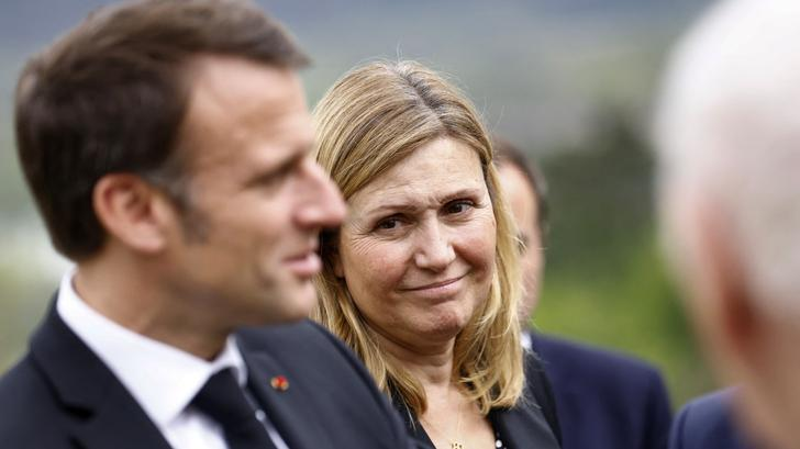 jon_delorraine's tweet photo. 🔴🇫🇷 INFO - Yaël Braun-Pivet déconseille à Emmanuel Macron de dissoudre l’Assemblée avant la présidentielle de 2027.

Selon Libération, la présidente de l’Assemblée nationale estime qu’il ne faut pas provoquer de nouvelles législatives avant l’élection présidentielle.

Elle a également confirmé qu’elle envisageait de se représenter aux prochaines législatives. 

C'est sûr, les poules doivent bien manger.