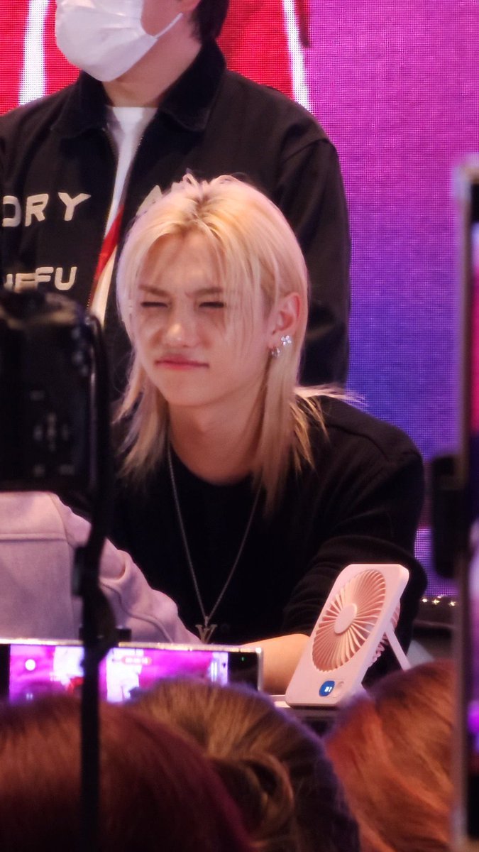 addictedto_F's tweet photo. 진짜 귀여워 뭔가 용복이 수다에 특출난 재능이 있다고 주변에서 얘기하는 건 비언어적 표현으로 반응 잘해주는 것도 한 몫하는 것 같음 앞에서 저런 표정으로 얘기 들어주는데 뭔 얘기인들 못하겠어….내 9억년 전 흑역사도 다 얘기할듯 https://t.co/Eq9bRRH7qi