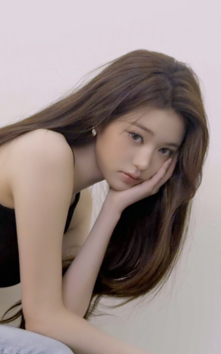 forwonycherini's tweet photo. so pretty in a simple look ✨🤍🌼 #wonyoung #amuse https://t.co/OXH3N4weO0