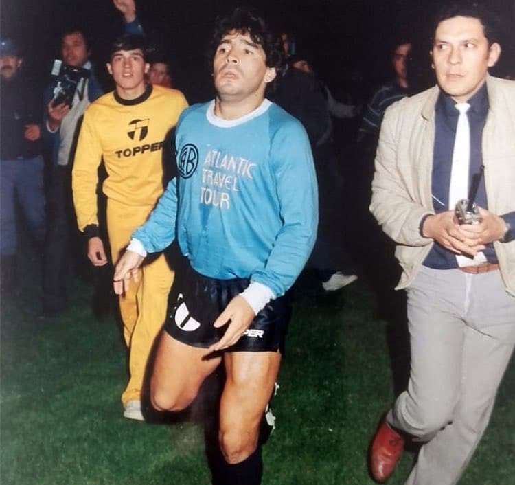 fabrigonzalez05's tweet photo. 🥹🔟 NOS ELIGIÓ DESPUÉS DE TOCAR EL CIELO CON LAS MANOS

🤯 Un día como hoy de 1986, apenas días después de conquistar el Mundial de México y de convertirse en campeón del mundo con la Selección Argentina, Diego Armando Maradona eligió vestir la camiseta de #Belgrano en un amistoso frente a #VélezSarsfield.

👉🏻 El encuentro, disputado a beneficio del Patronato de la Infancia y ante un estadio colmado, terminó 1-1. Diego incluso tuvo la chance de convertir desde el punto penal, pero no pudo hacerlo.

😍 Había tocado el cielo con las manos y, en su primer partido como campeón del mundo, eligió ponerse la celeste.

🩵 Un capítulo inolvidable que une para siempre a uno de los más grandes de todos con la historia del Pirata.