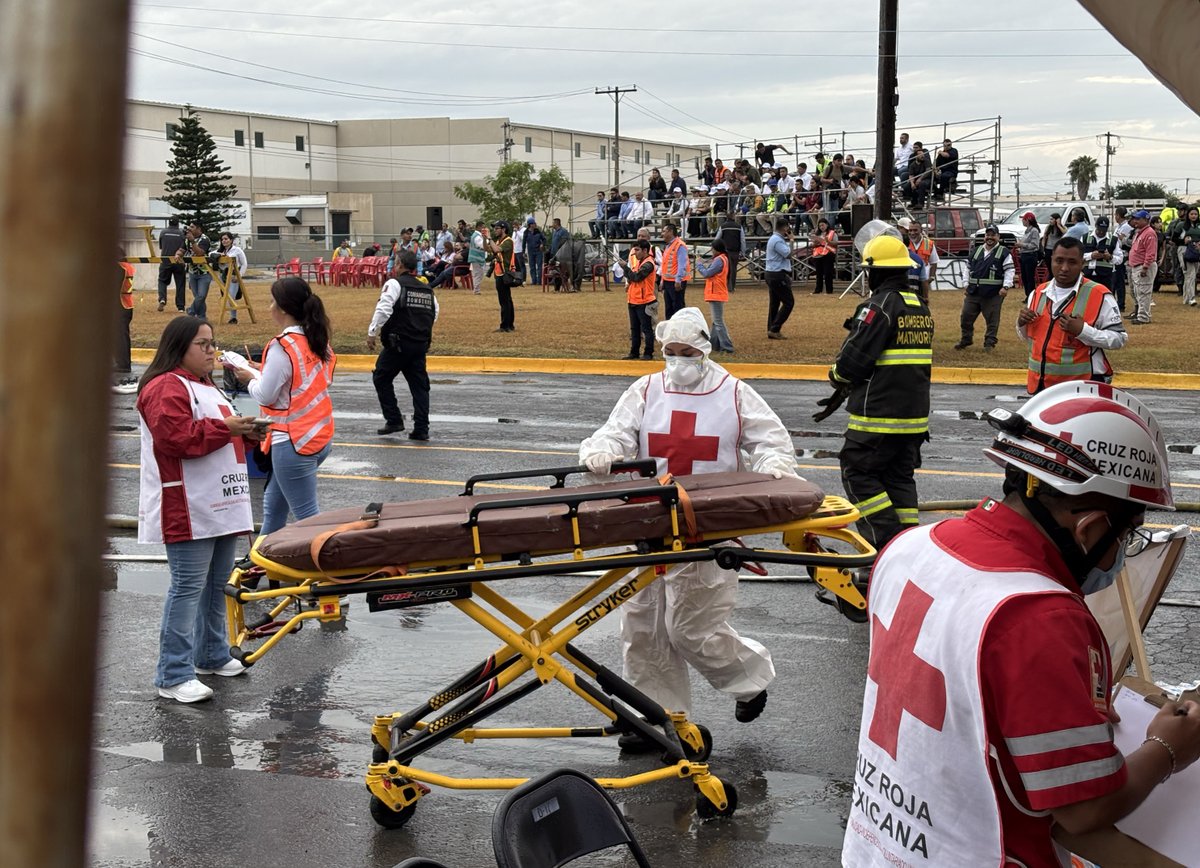 PROFEPA_Mx's tweet photo. #DINAPREQ2026 🧪🚧 | 🚨  En el  Simulacro Binacional de Emergencia Química Mayor participaron 140 personas, además de 25 unidades de bomberos y ambulancias.

En el ejercicio se recreó un accidente provocado por el impacto de un transporte escolar contra un autotanque que transportaba 20,000 litros de monómero de metacrilato de metilo, con doce personas rescatadas del siniestro. Estas personas fueron descontaminadas y atendidas por paramédicos en el sitio, para posteriormente ser trasladadas a tres hospitales para su atención médica.