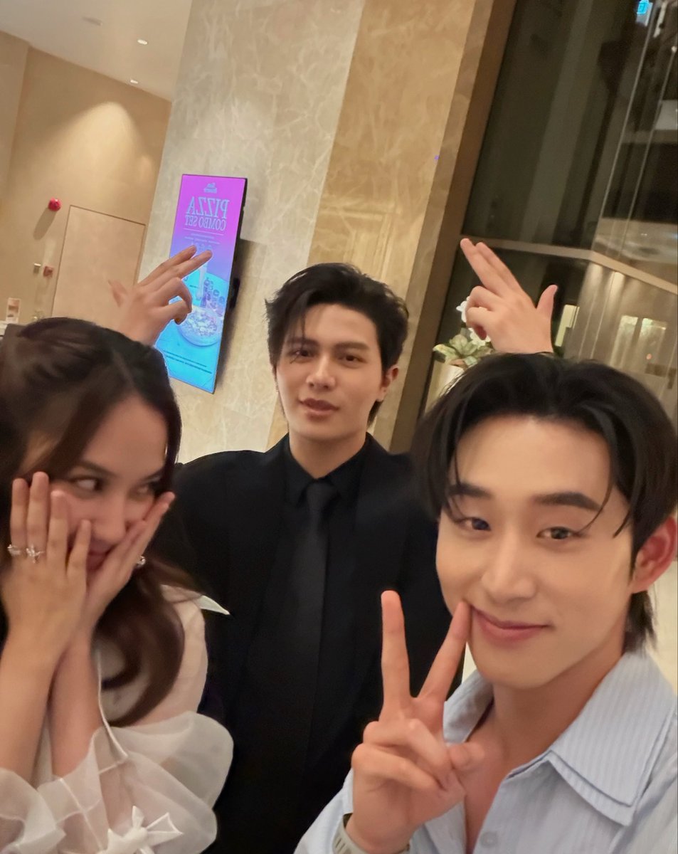 jakraptrv's tweet photo. DAMN beneran est sukha kecintaan mentok jir maksud gue.. lu nemenin shooting mv solo william sampe jam 2 pagi… lu juga motoin cowok lu yang mantep itu…. i mean???? okay… husband… sumpah gue agak speechless soalnya ini namanya EFFORT. padahal est baru balik kerja kayak wow?????? gaada kata capek di kamus est supha kalau buat pacar brondongnya argh gemes banget sial GUE GIGIT LU BERDUA 😭😭😭😭😭