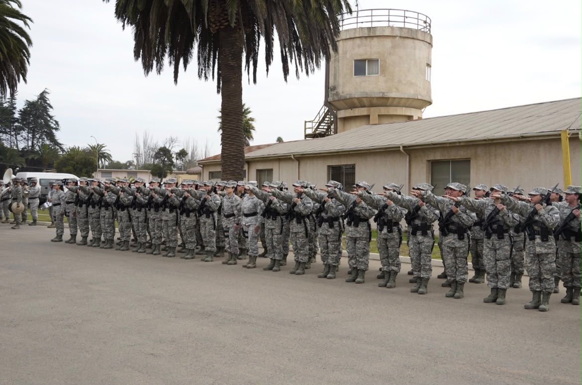 FACh_Chile's tweet photo. 🇨🇱 UN JURAMENTO POR CHILE

52 Soldados Conscriptos del Regimiento de Artillería Antiaérea y Fuerzas Especiales, Escuela Táctica, realizaron el Juramento a la Bandera, reafirmando su compromiso con Chile y con el servicio a la Patria. https://t.co/8ucdQFvl2P