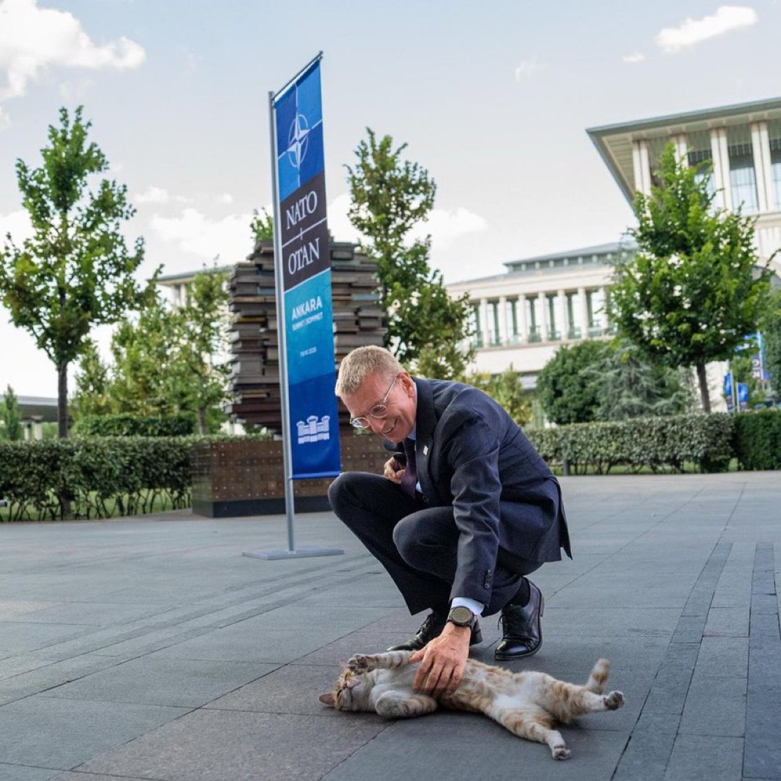 Letonya Cumhurbaşkanı Rinkevics'ten Ankara'da Duygusal An: Yerdeki Kediye Kayıtsız Kalamadı