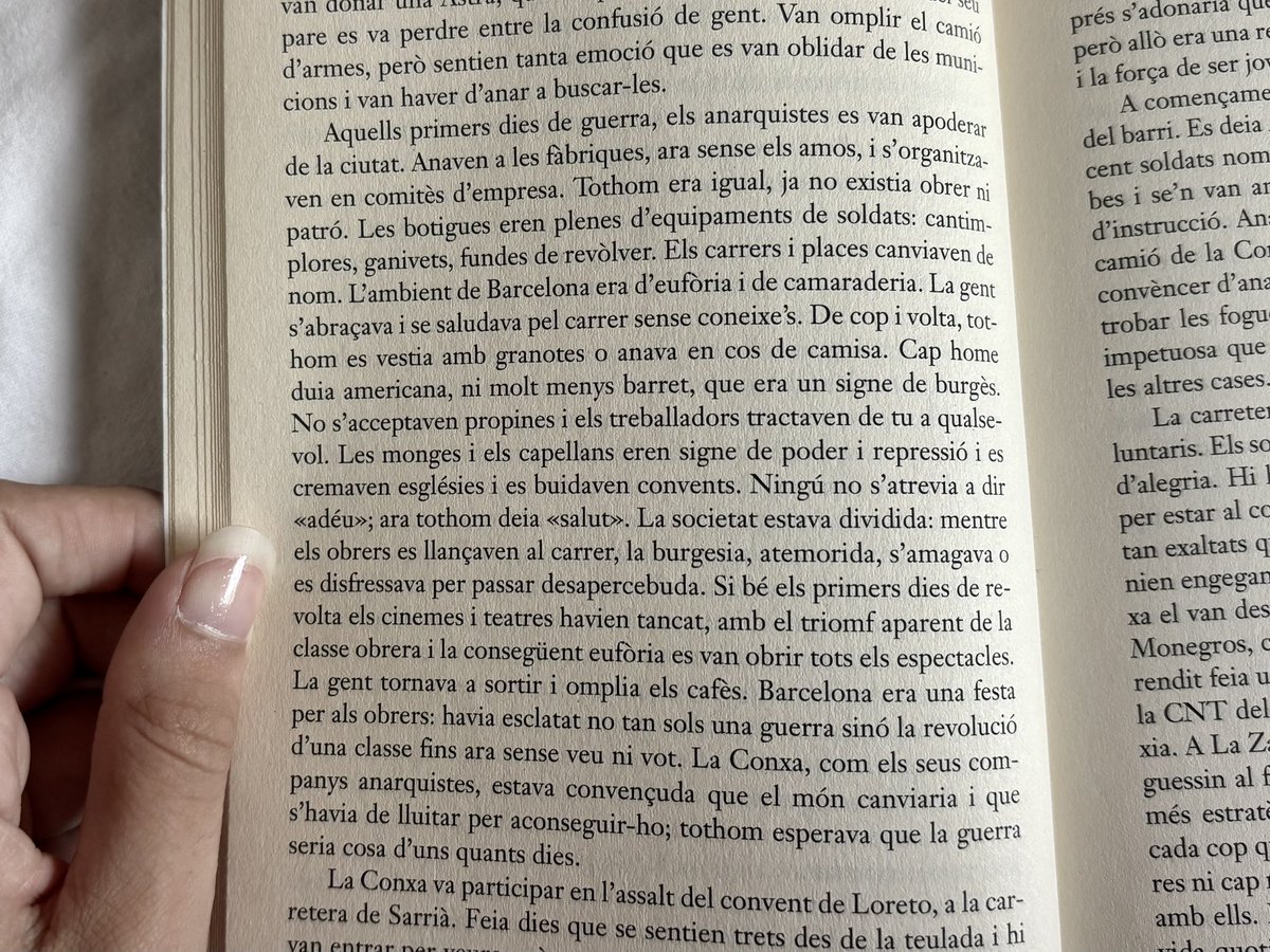 annasuilz's tweet photo. «ja no existia obrer ni patró (…) la societat estava dividida: mentre els obrers es llançaven al carrer, la burgesia, atemorida, s'amagava o es disfressava per passar desapercebuda».

Ens veiem diumenge 19 a Cotxeres de Sants! https://t.co/2M0qSiKKjs