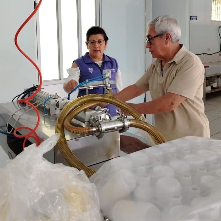 Arcsa_Ec's tweet photo. ¡Cuidamos la calidad de la producción! 🔎🌿

En #Gualaquiza (#MoronaSantiago), realizamos control a Laboratorio Amazónico, para verificar el cumplimiento de la normativa sanitaria y la aplicación de buenas prácticas en la elaboración de productos naturales.

#ElNuevoEcuador 🇪🇨 https://t.co/uFK9UumJ90