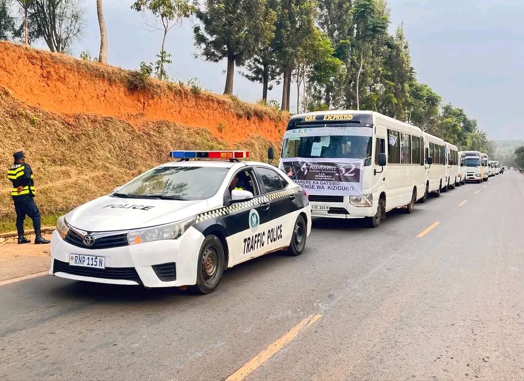 NgabireS25799's tweet photo. Muri iki gitondo, imodoka (12) zitwaye abaturage 349 bo mu Murenge wa #Kiziguro, bagiye gusura amateka y’urugamba rwo kubohora igihugu, aho bari busure Ingoro y'Amateka y'Urugamba rwo guhagarika Jenoside n’urwibutso rwa Jenoside rwa #Gisozi. https://t.co/XKysKtjRBt