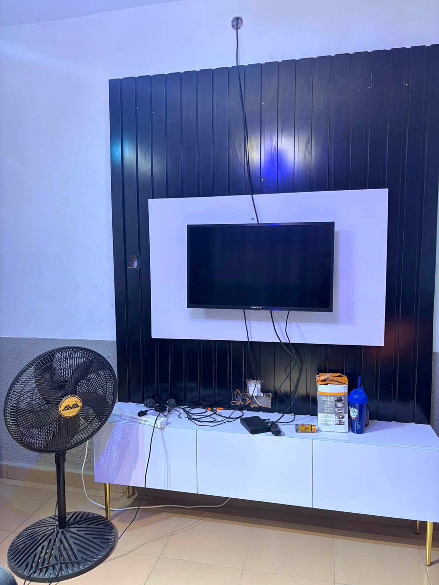 onome777's tweet photo. Admins please Approve 
House hold rarely used items for sell
Tv console 120(negotiable 
Television 32inches 100k
Single seater chair 30k each 
3seater 75k
Buying the set chair 140k
Empty 20liter 2500
25 liters 4k
Mirror stand 40k
Gas cooker 30k new 
Location Makurdi 
0802747244 https://t.co/jIC7lmVr6r